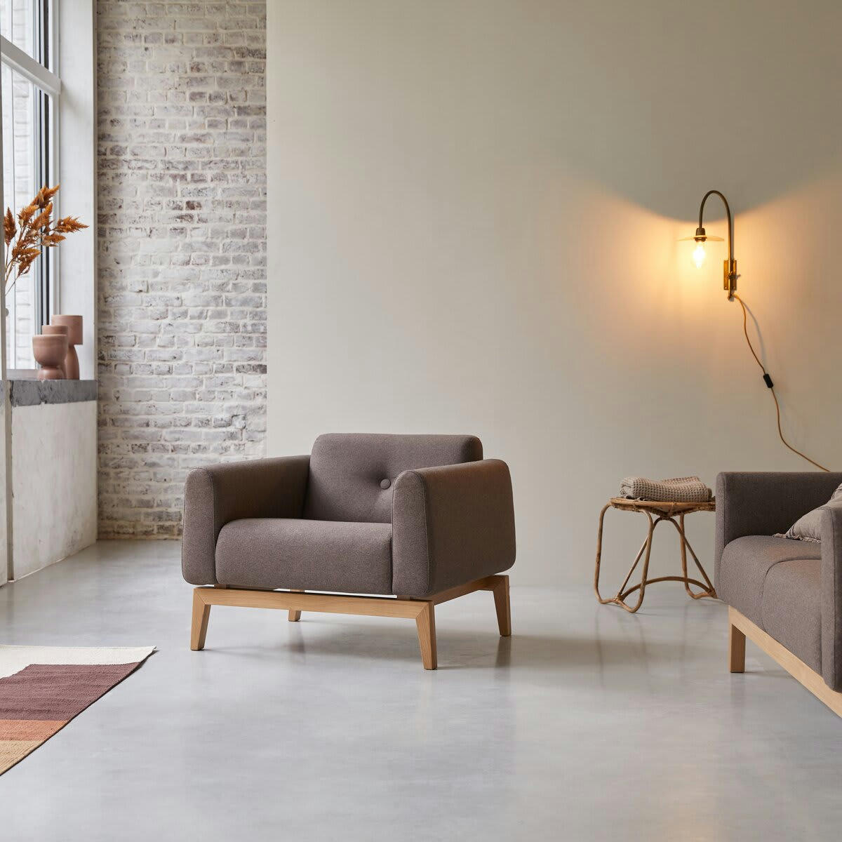 BJORN - Fauteuil en chêne massif et tissu marron