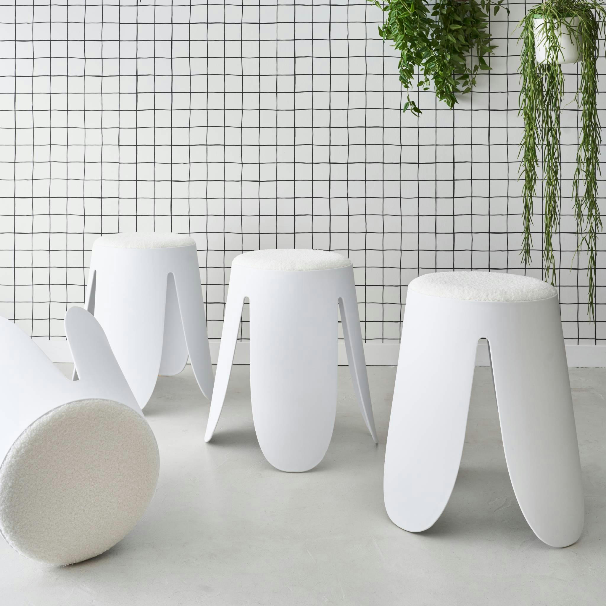 NIKI - Set de 4 tabourets empilables blancs, bouclette texturée