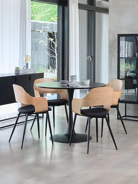 RINGSTED Ø100 bord sort + 4 HVIDOVRE stole sort