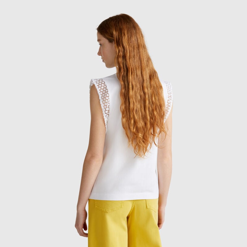 Sleeveless top with macramè