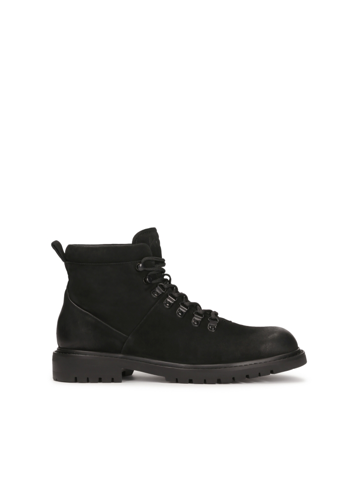 Lace-up boots in black nubuck