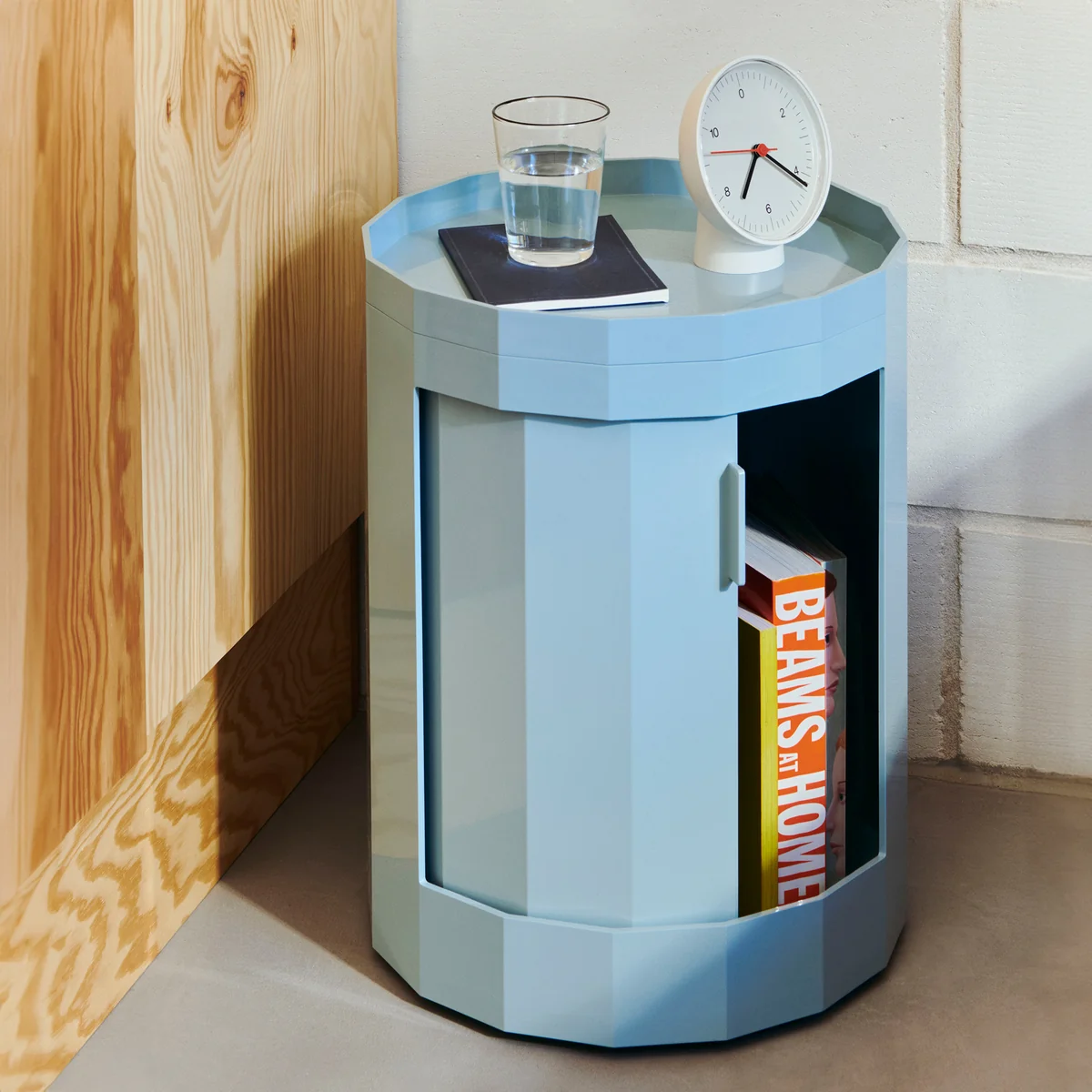 HAY - Facet Cabinet mit Füßen und Rollen