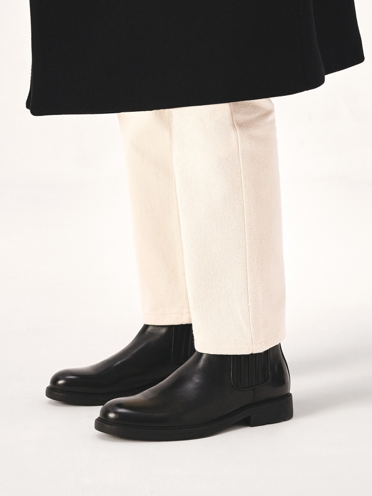 Black minimalist men's Chelsea boots