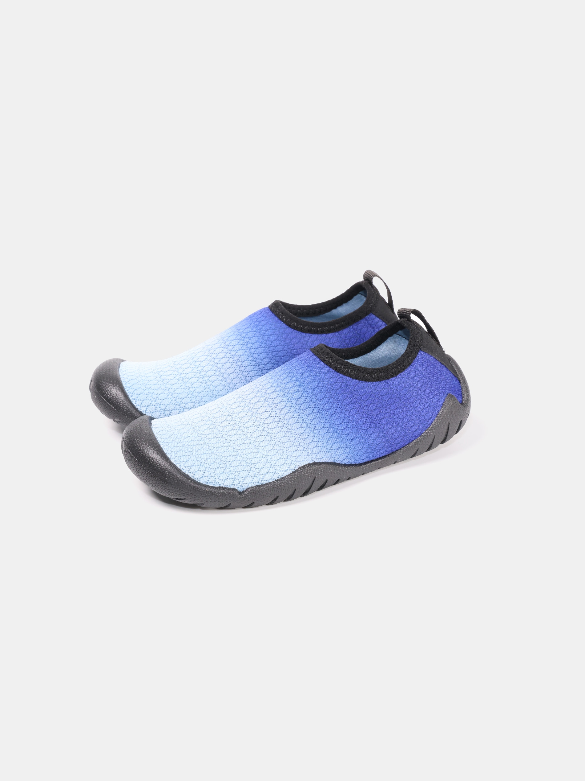 Buty plażowe w gradientowym wzorze
