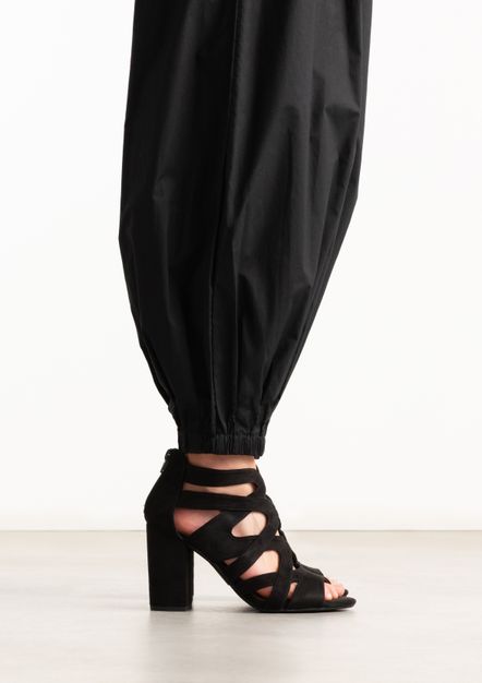 Zwarte opengewerkte sandalen met hak