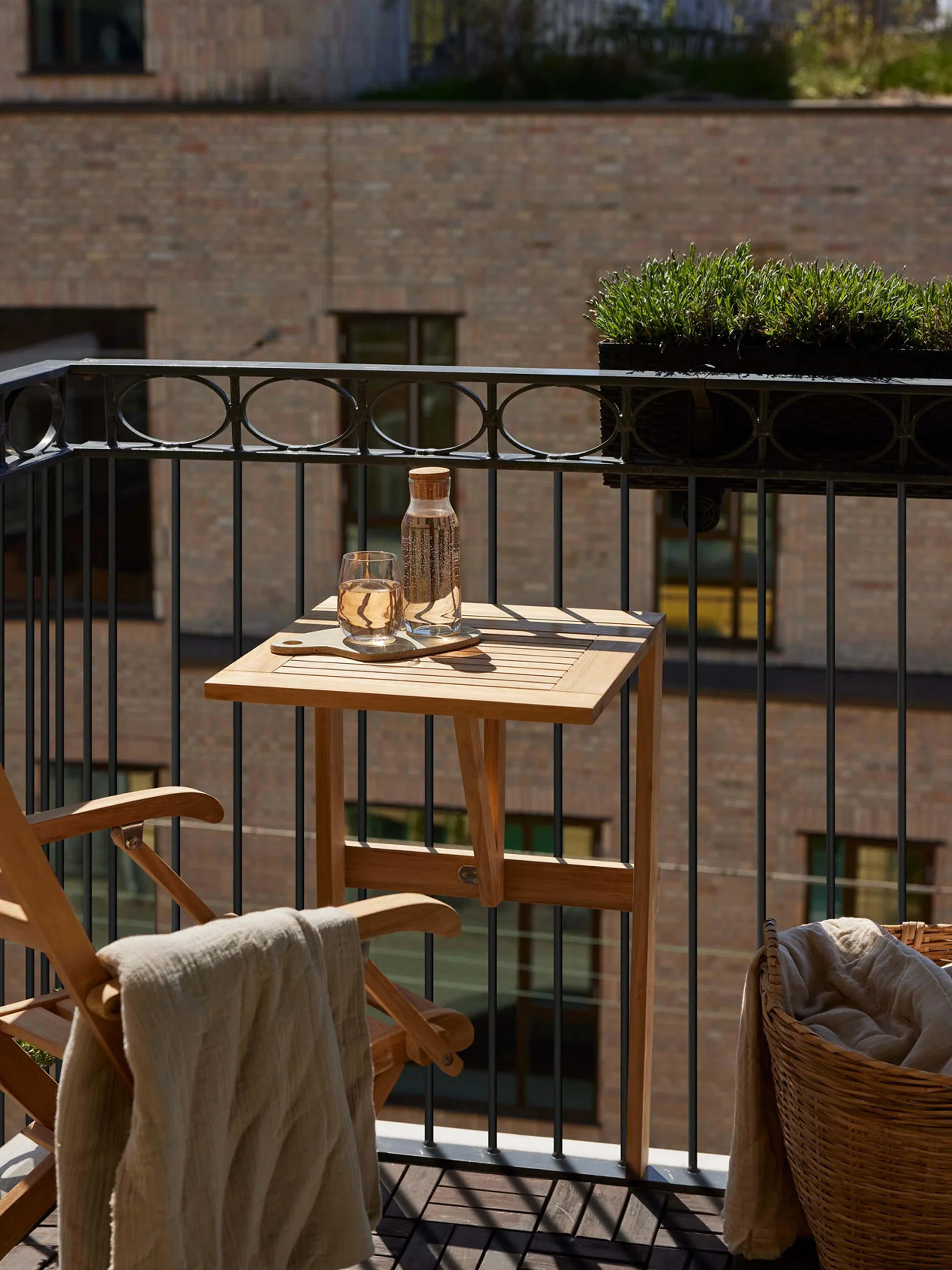 Klappbarer Balkontisch Balcony aus Teakholz