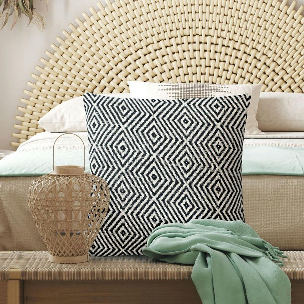 ESCAPADE - Coussin ethnique motif ikat naturel et noir 70x70