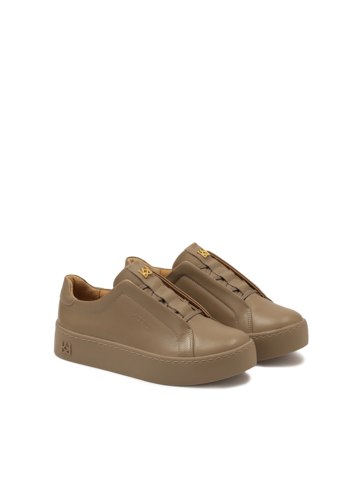 Sneakers in taupe color with decorated tongue