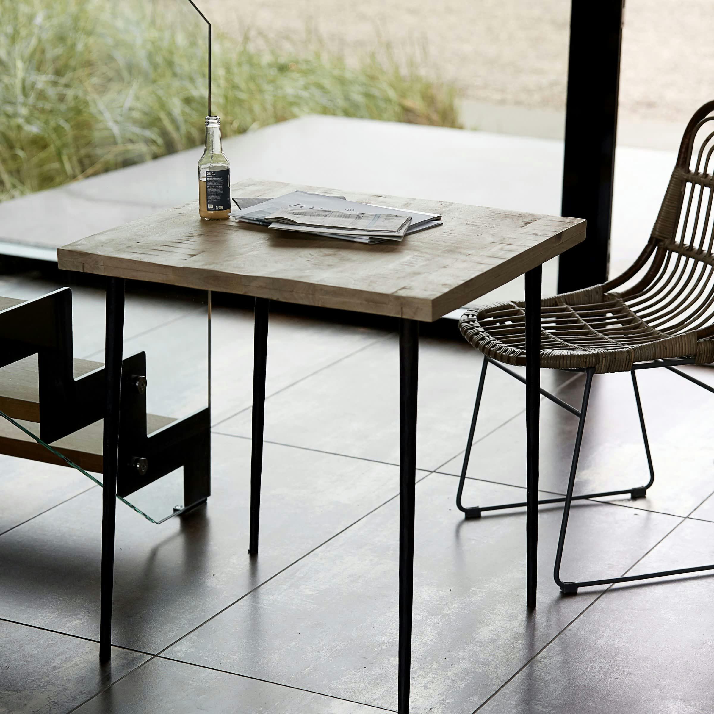 SLATED - Petite table de repas 4 places en bois beige