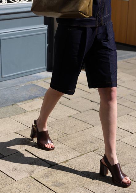 Donkerbruine leren sandalen met hak en gesp