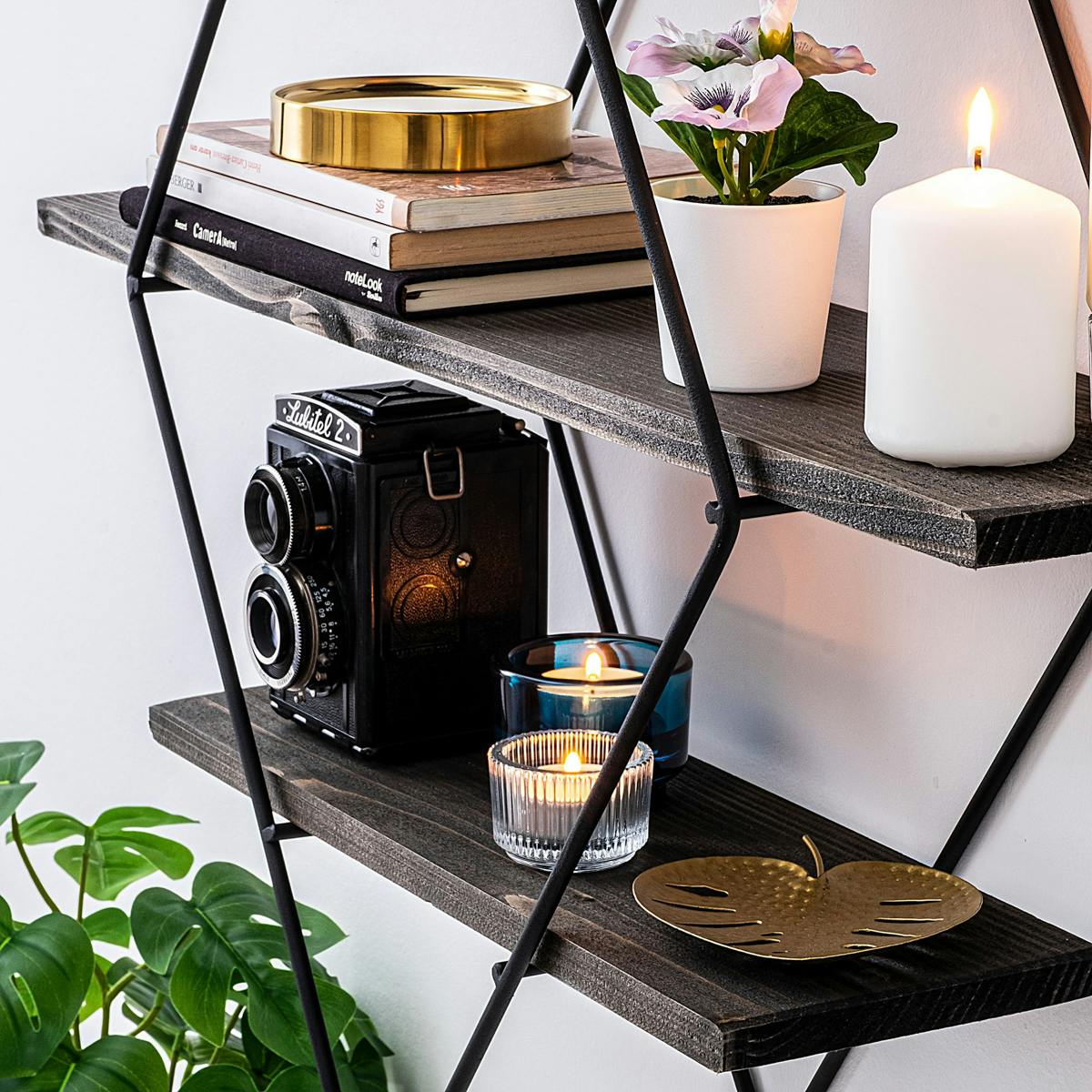 Etagère décorative noire losange décor bois foncé JENA