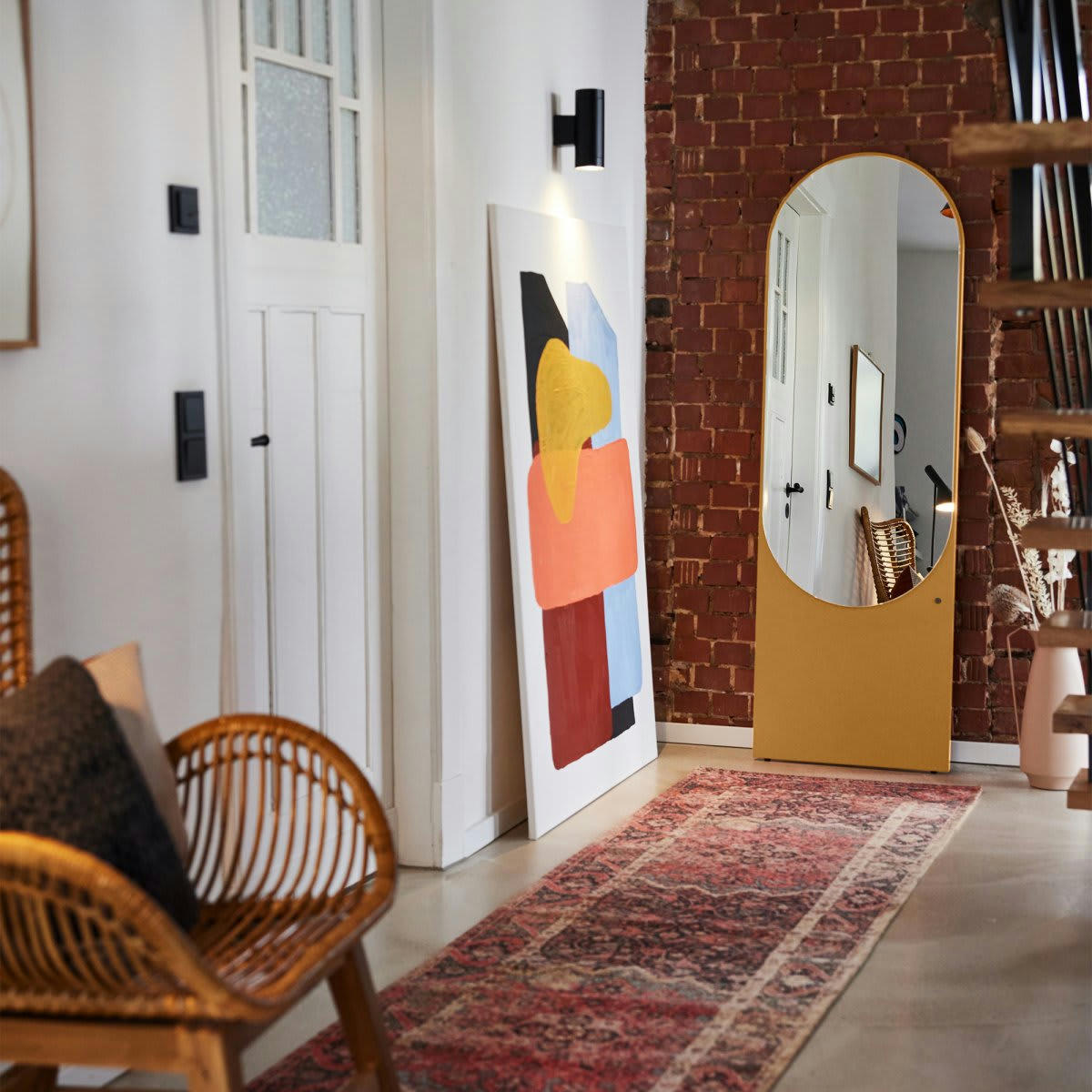 ALTESSE - Grand miroir sur pied ovale en bois moutarde