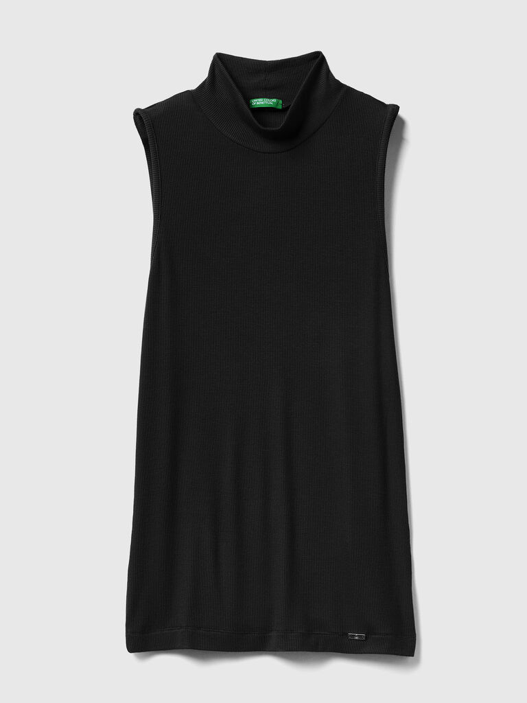 Sleeveless t-shirt with high neck