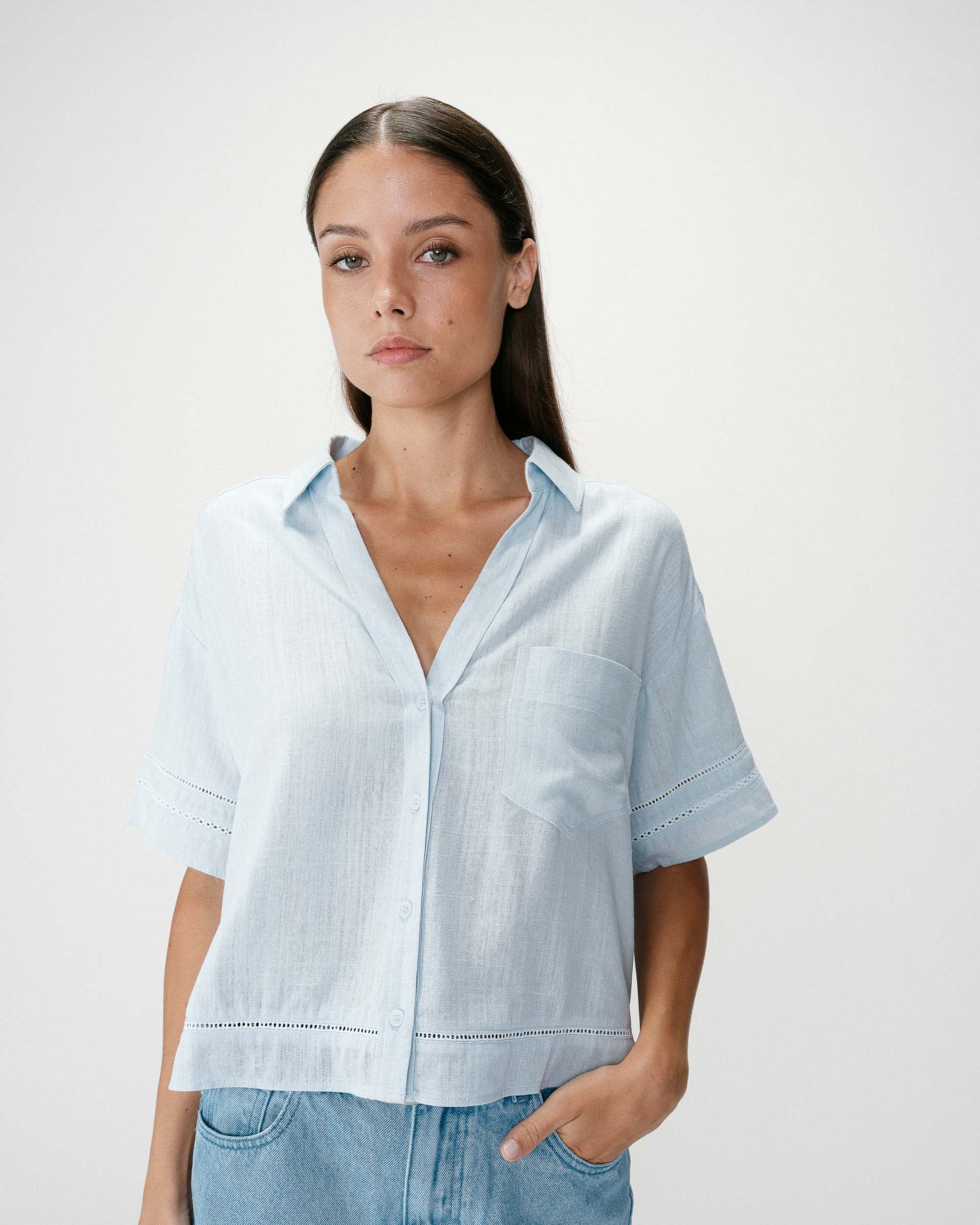 Chemise large manches courtes dentelle ciel Winka