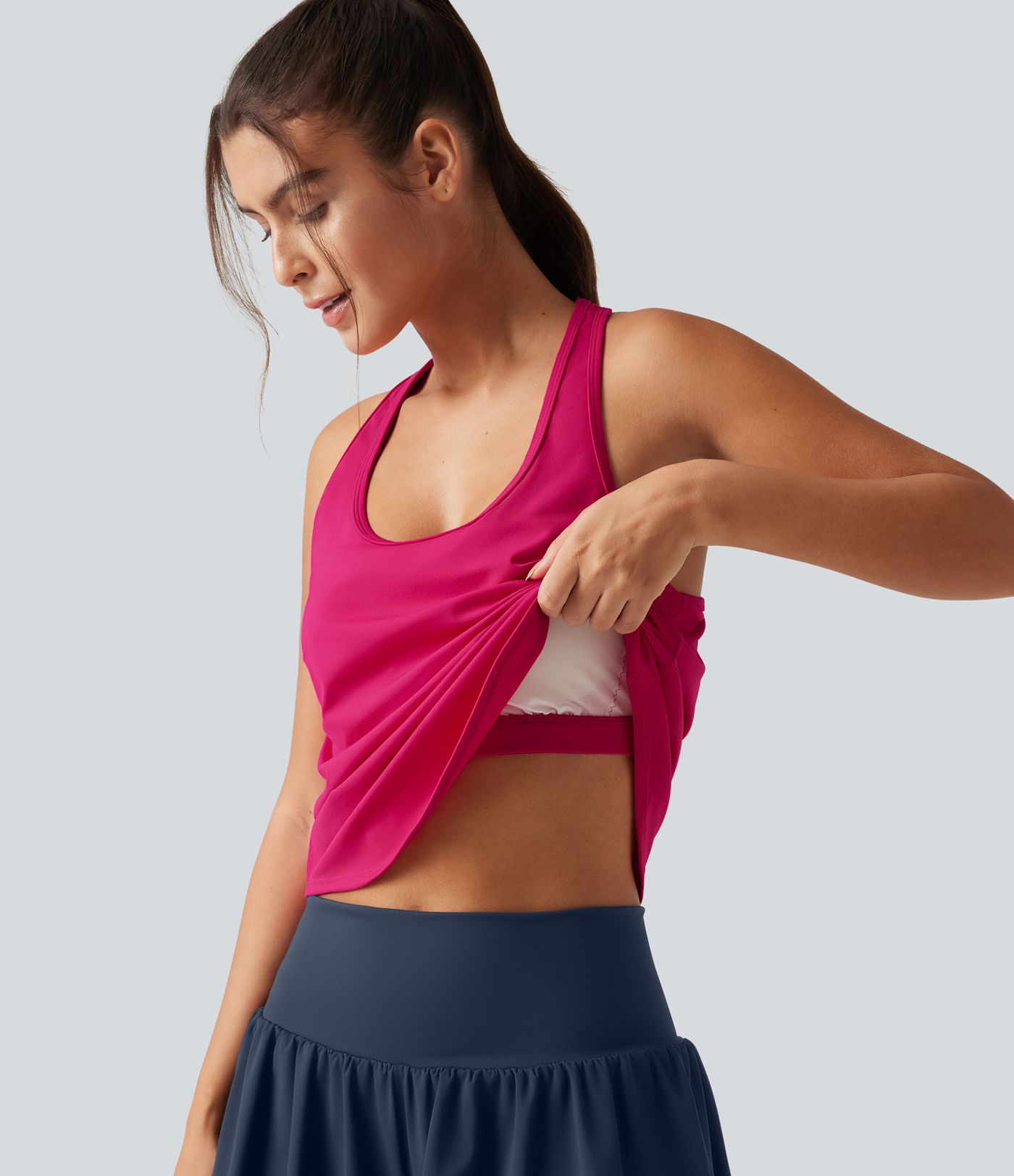 Débardeur de yoga à encolure U, ourlet arrondi, toucher frais, séchage rapide, coussinets amovibles et protection solaire UPF 50
