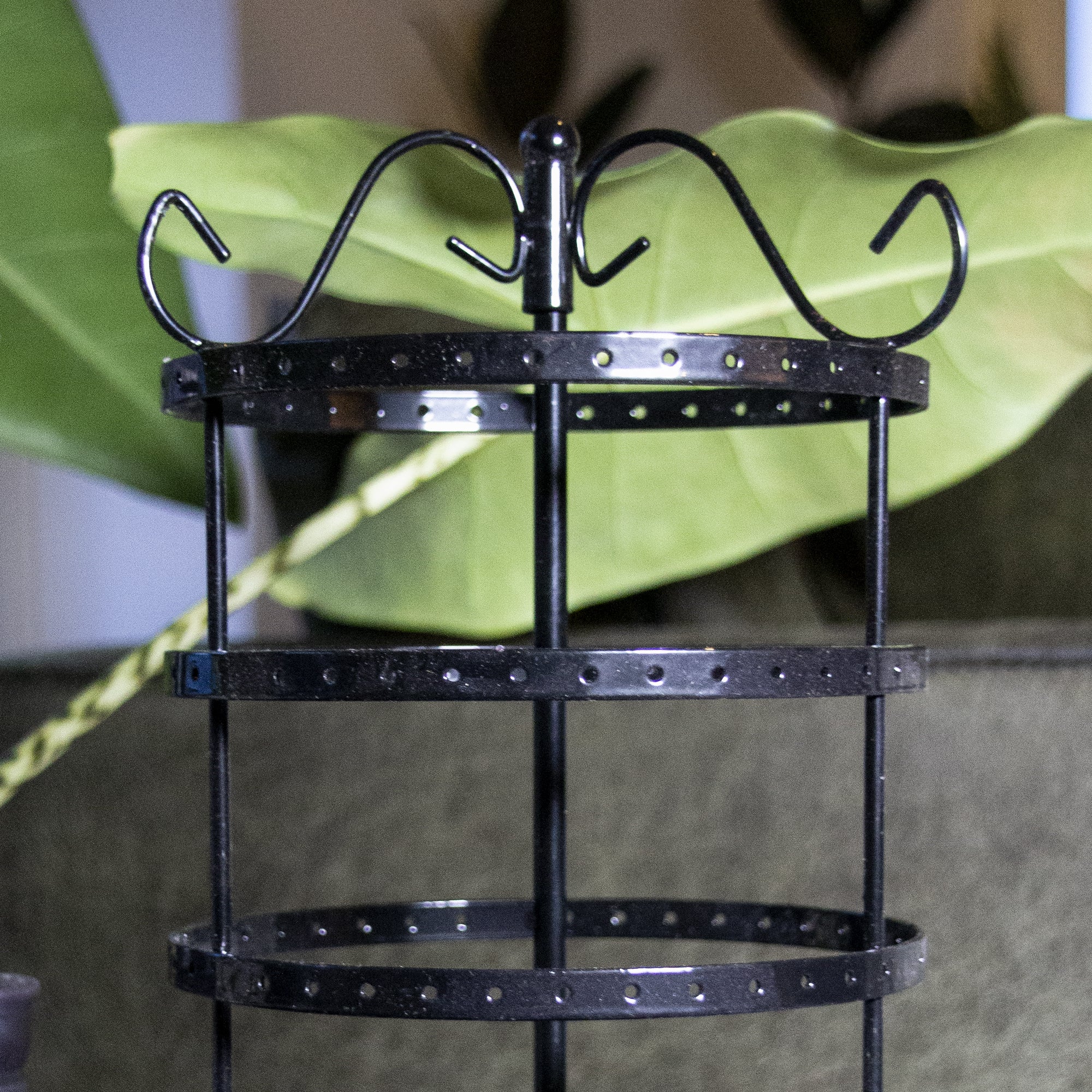 LYVION Oorbellenrekje rond zwart