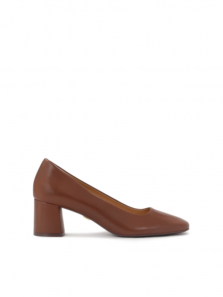 Classic brown pumps with square nose