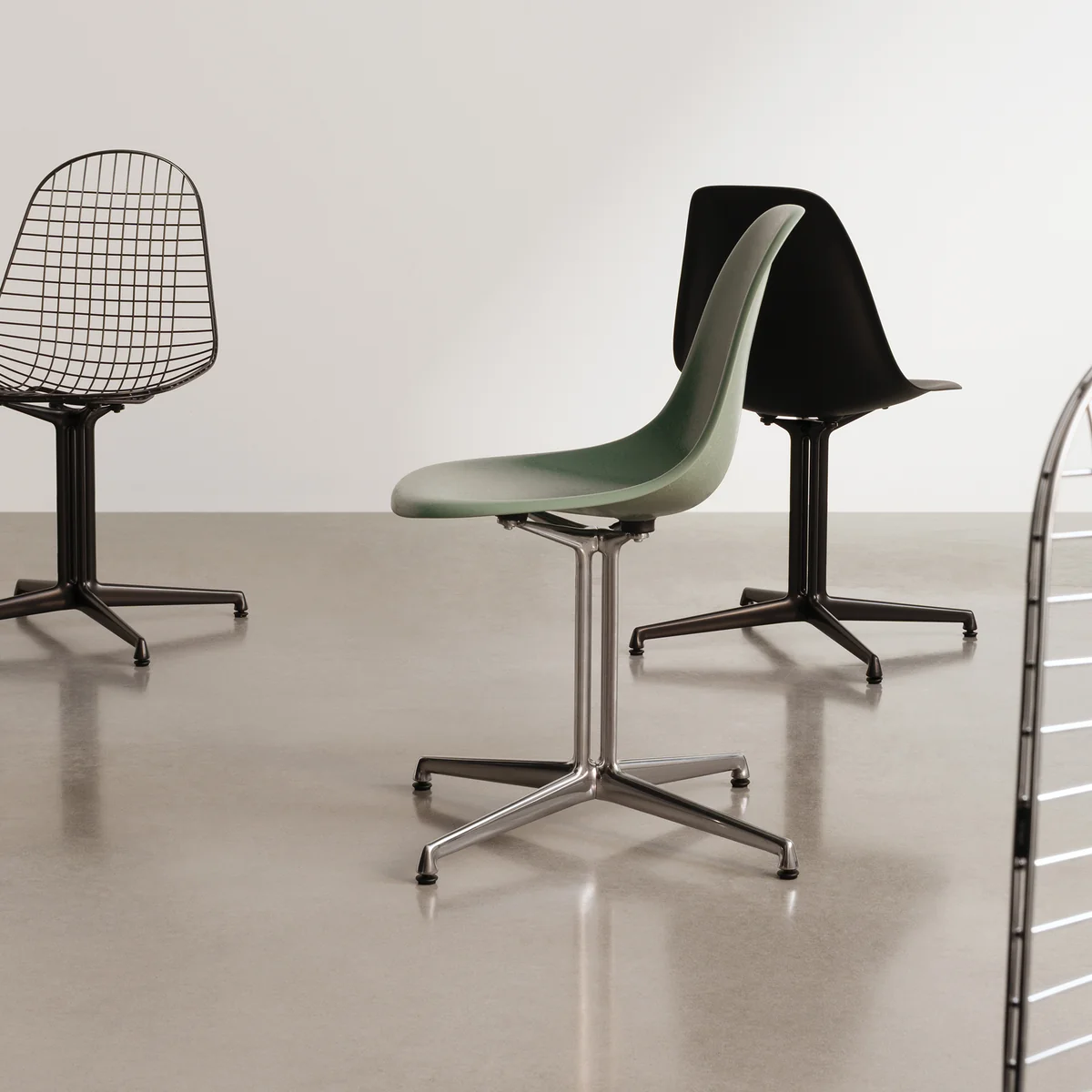 Vitra - Eames Plastic Side Chair DSL RE