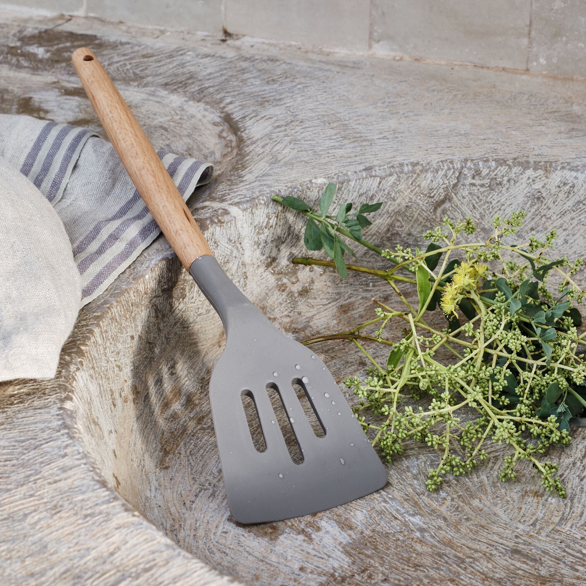PISTOU - Spatule plate ajourée en bois et silicone - brun terre ombre
