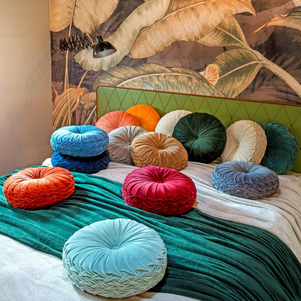 KAJA - Coussin rond bleu en velours 40 cm uni