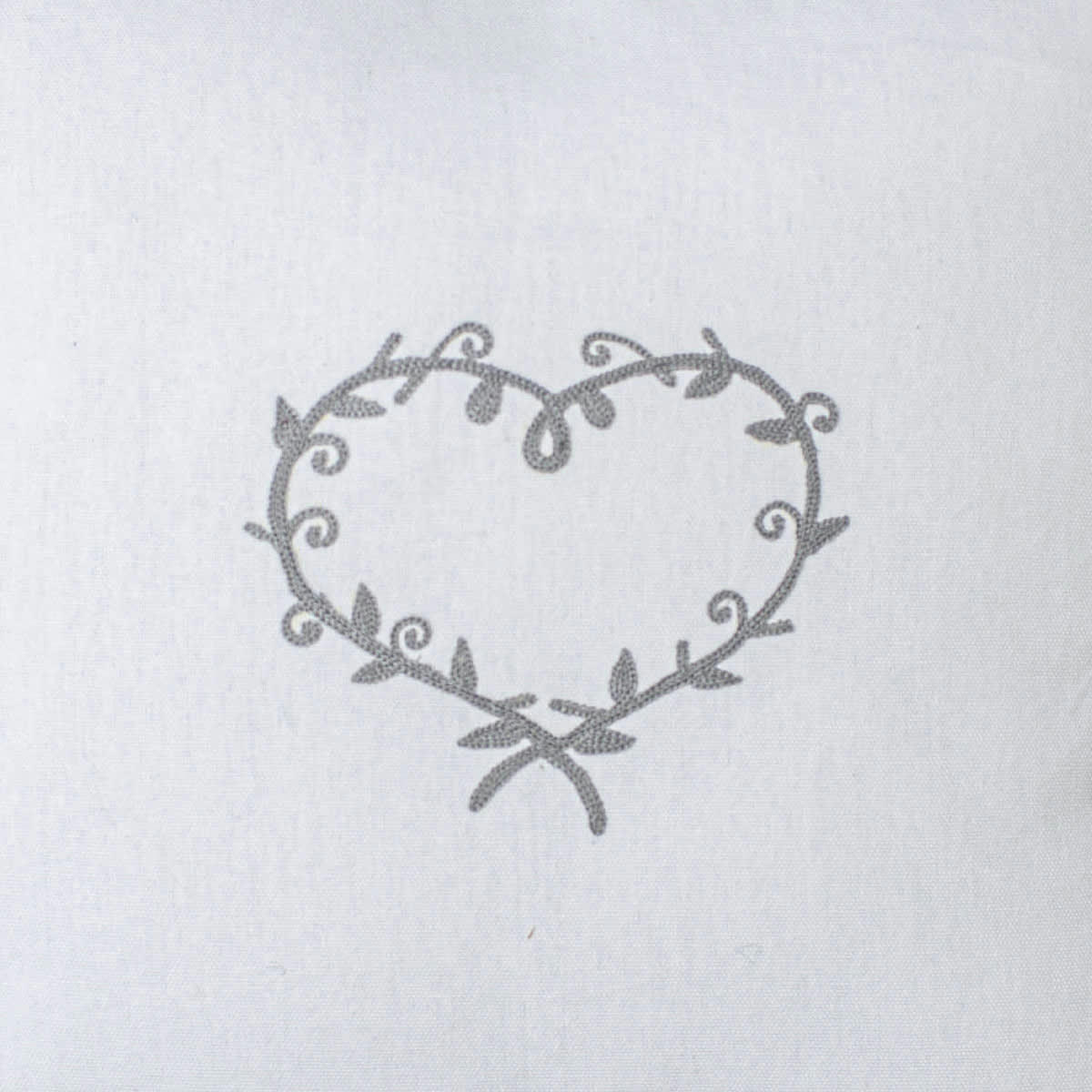 - Coussin déhoussable au cœur brodé coton blanc 40x40 cm