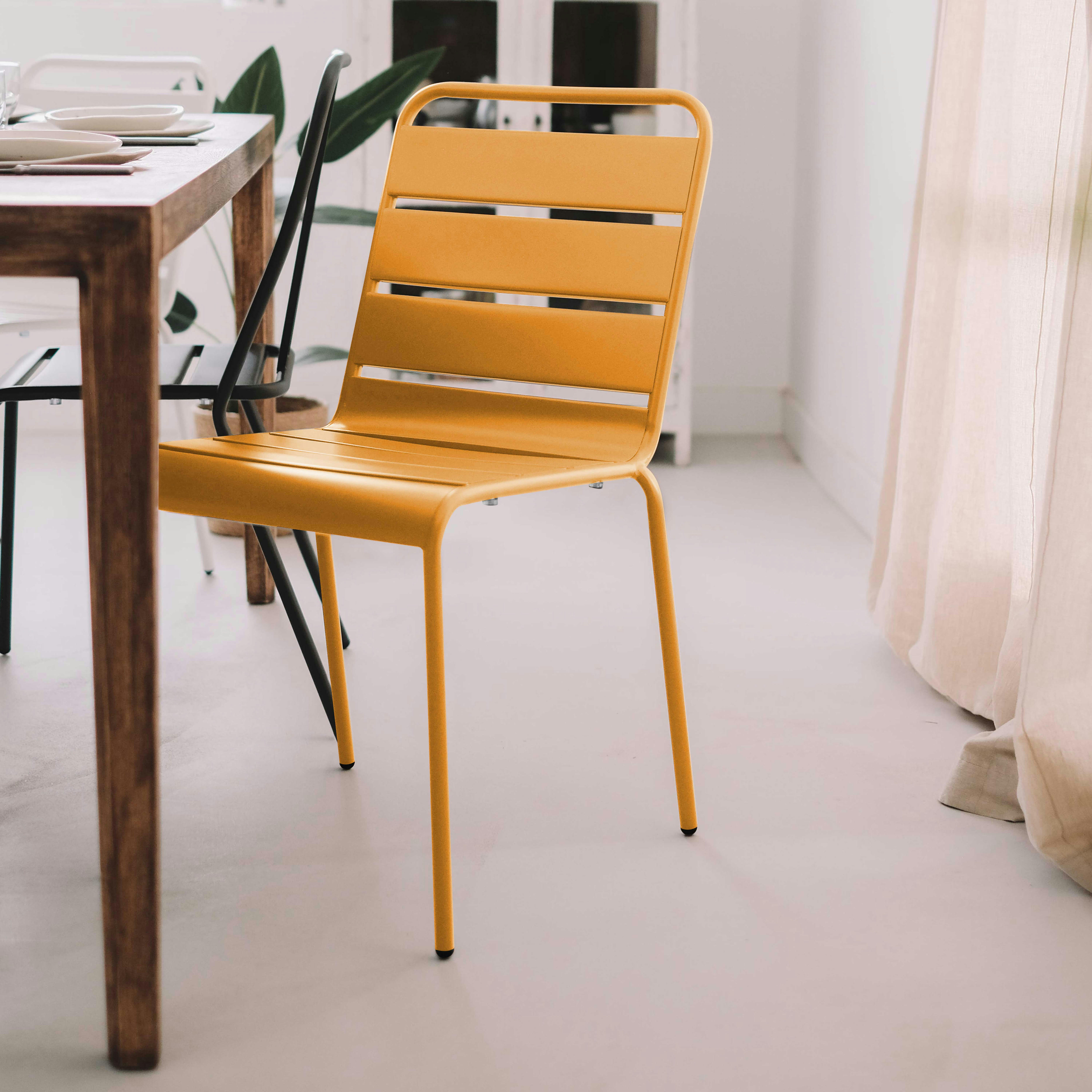 PALAVAS - Chaise en métal jaune