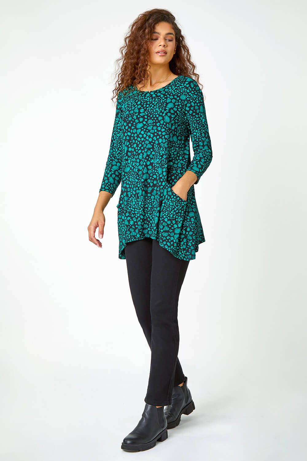 Roman Spot Print Swing Stretch Top