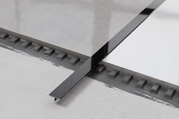 Couvre-joint profilé décoratif Ts Ilcom en inox rectifié Noir poli - 15mm x 2440mm x 0,65 ep.