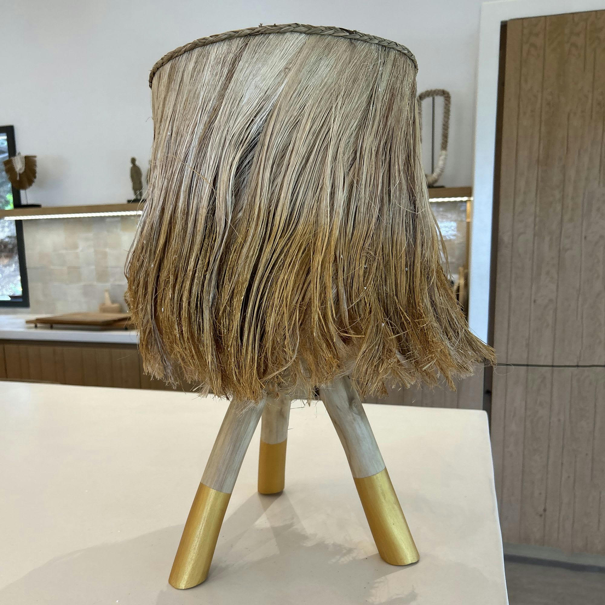 BILBA - Lampe de table en bois et feuilles d'abaca naturel et doré h60cm