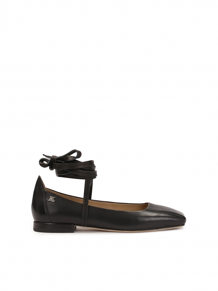 Black flat sole pumps with square nose