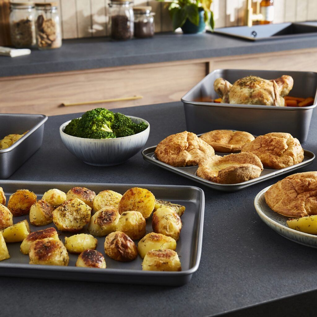 Morphy Richards Yorkshire Pudding Tray, Oven Tray and Roasting Tin Set