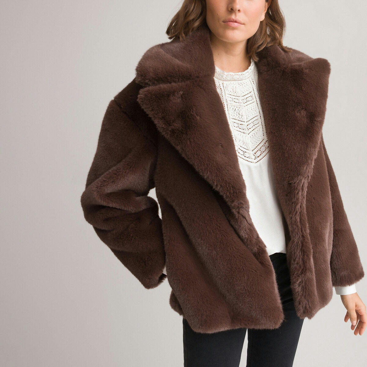 Manteau court tissu duveteux