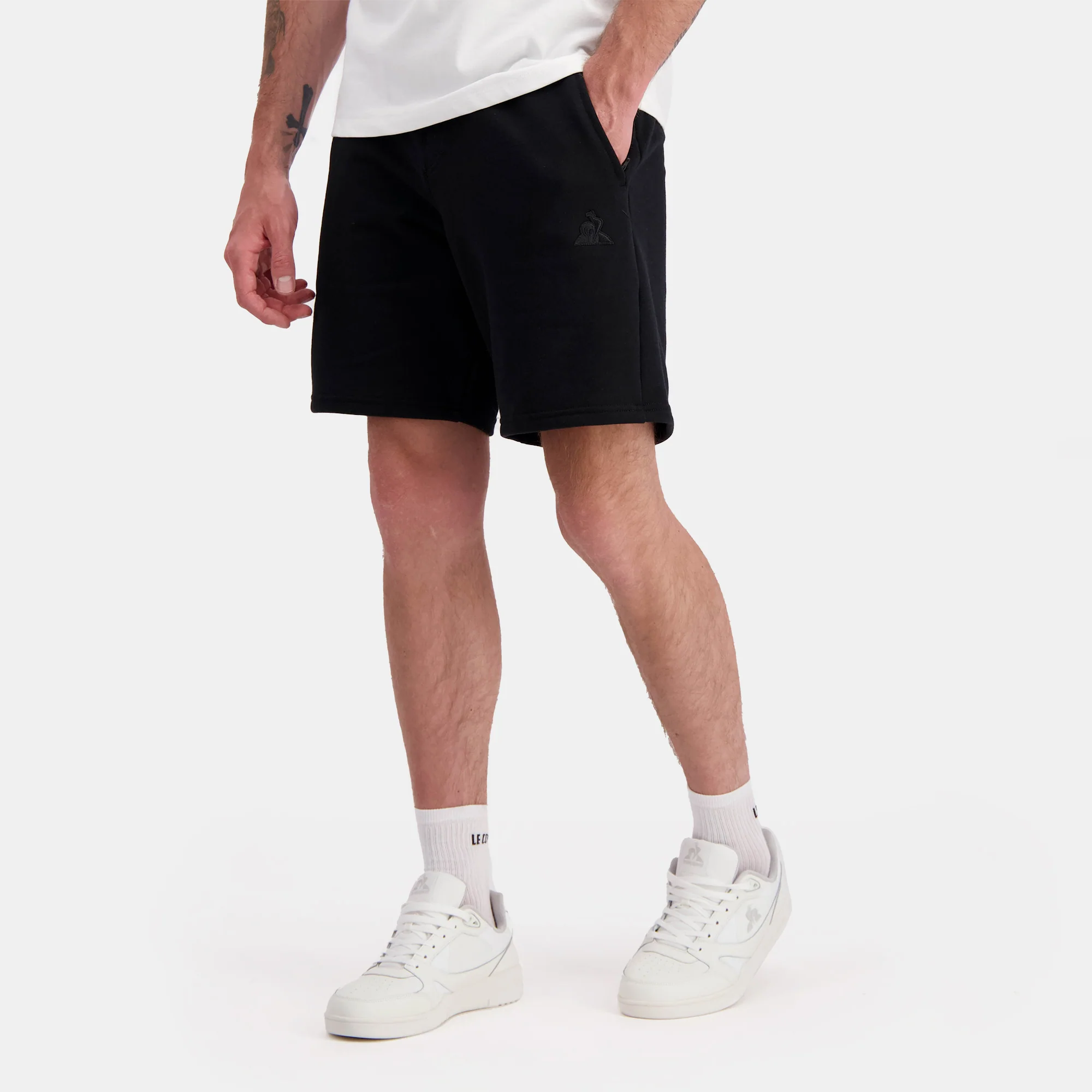 Short Essentiel en molleton avec badge logo brodé ton sur ton