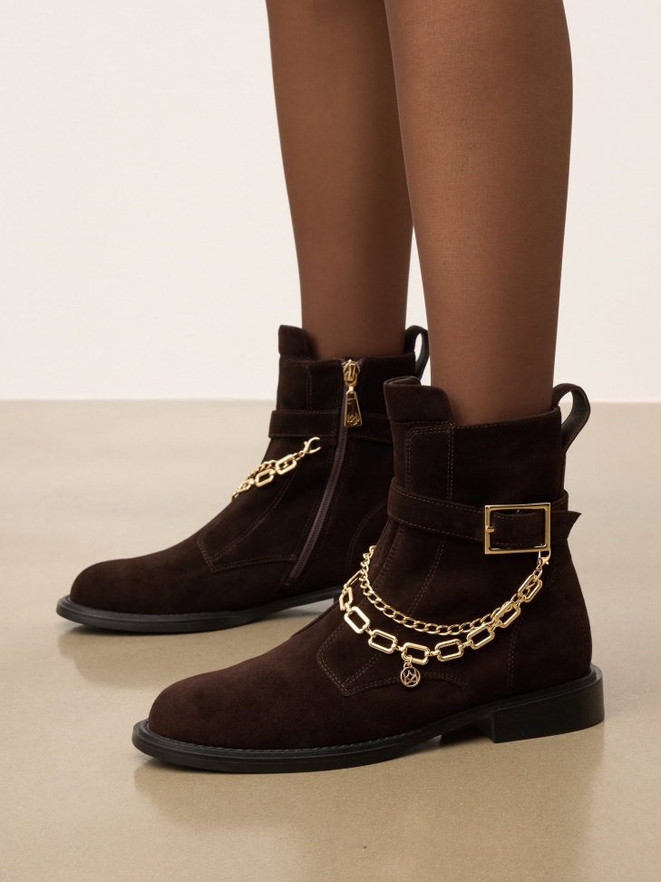 Brown boots with detachable chains