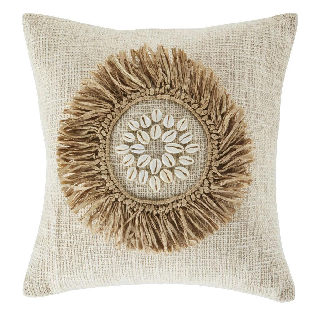 NAMI - Coussin en coton beige et écru avec coquillage et frange en raphia 45x45