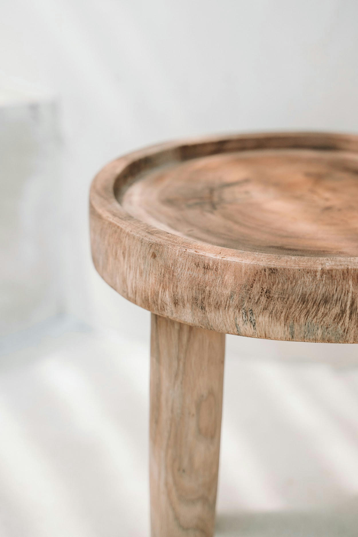 SAMANEA - Table d'appoint en bois de suar