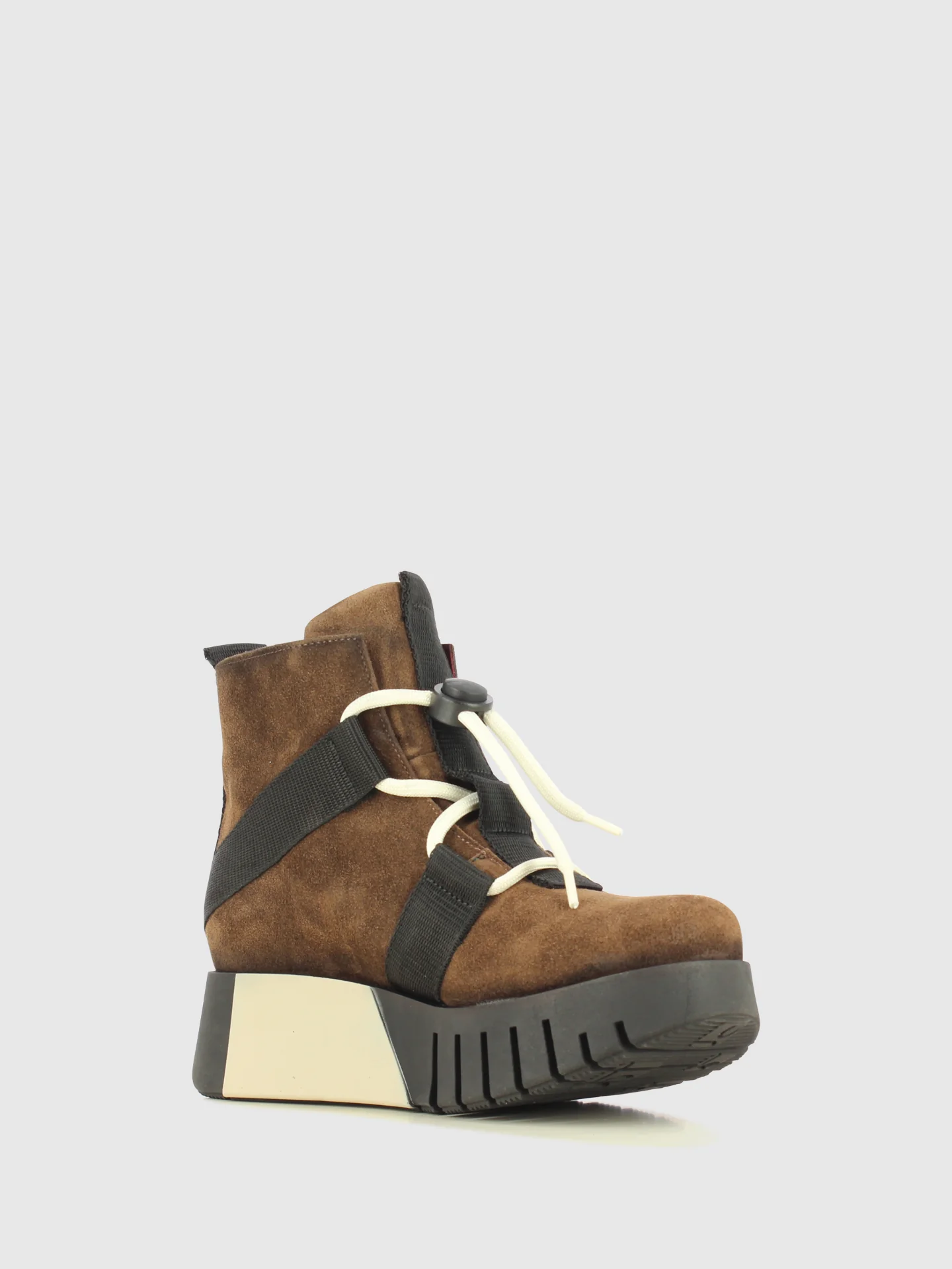 Botins com Atacadores em Castanho