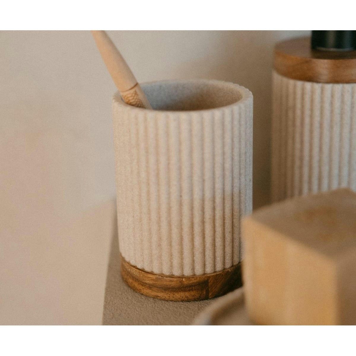 - Porte brosse à dents polyrésine beige et acacia 8x8x11cm