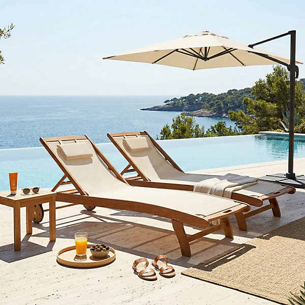 Lot de 2 bains de soleil en bois inclinable avec roues écruOviala
