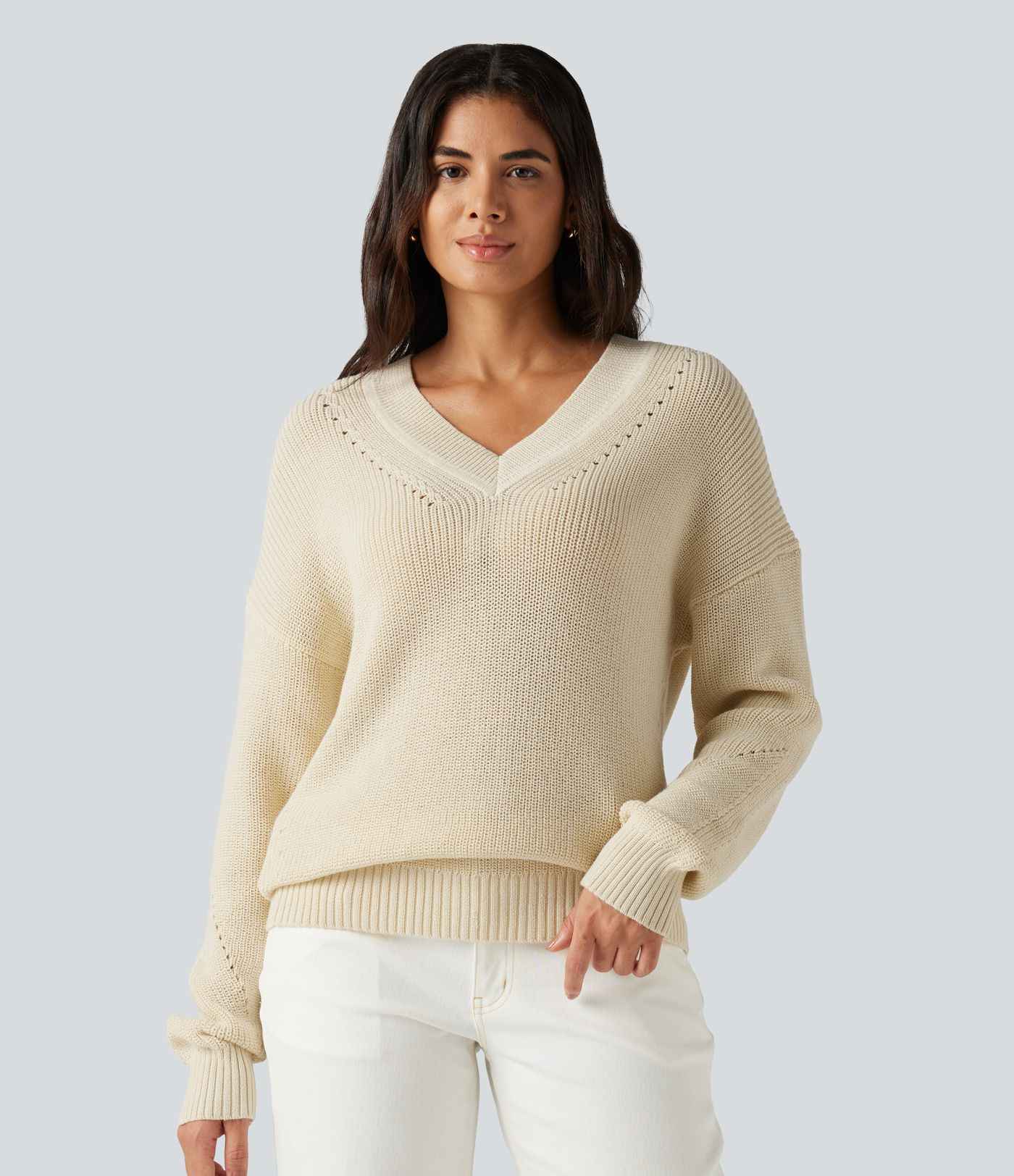 Pull à col V, épaules tombantes, manches longues et découpe ajourée