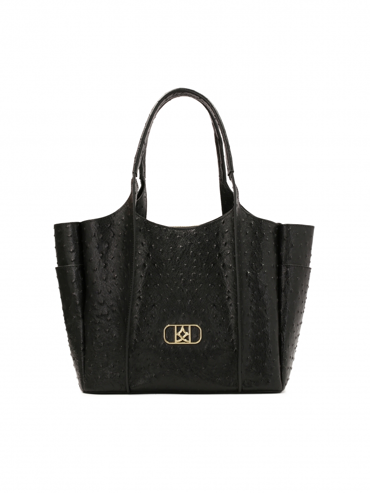 Striking shoulder bag in ostrich pattern
