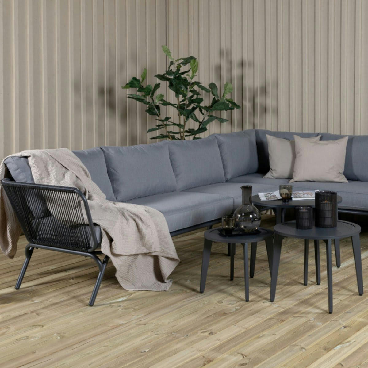 MEZZANO - Salon de jardin grand canapé d'angle + 3 tables basses noir