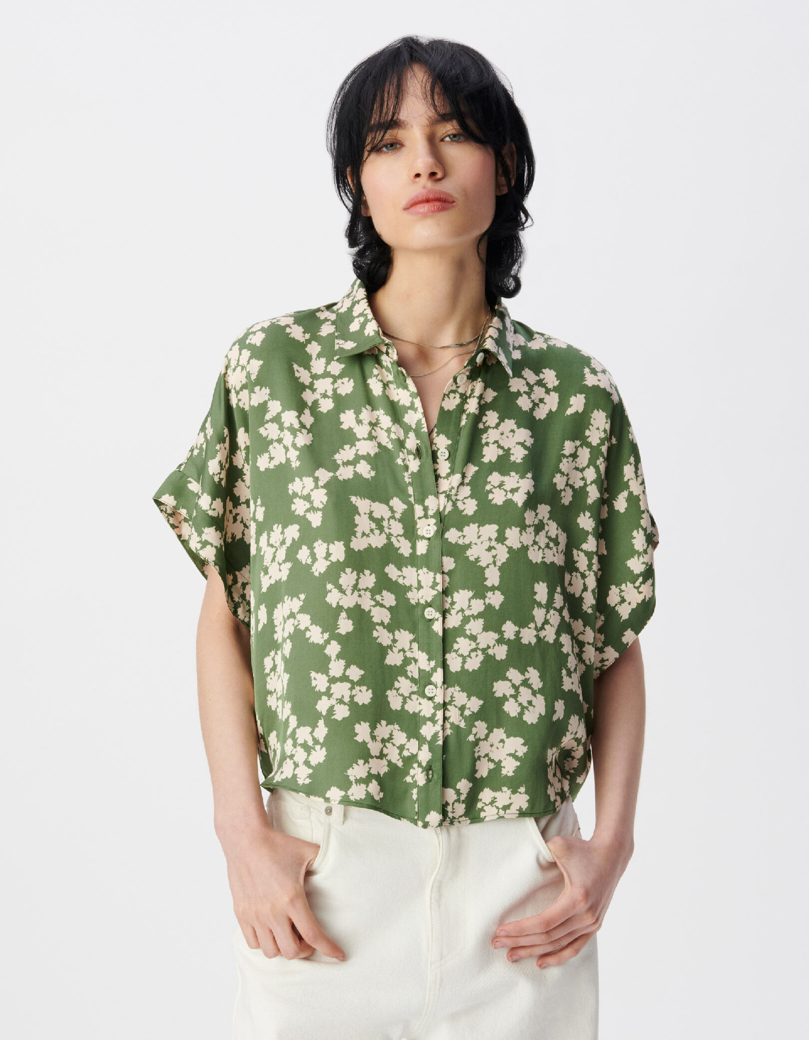 Chemise manches courtes vert satiné imprimé feuilles Femme