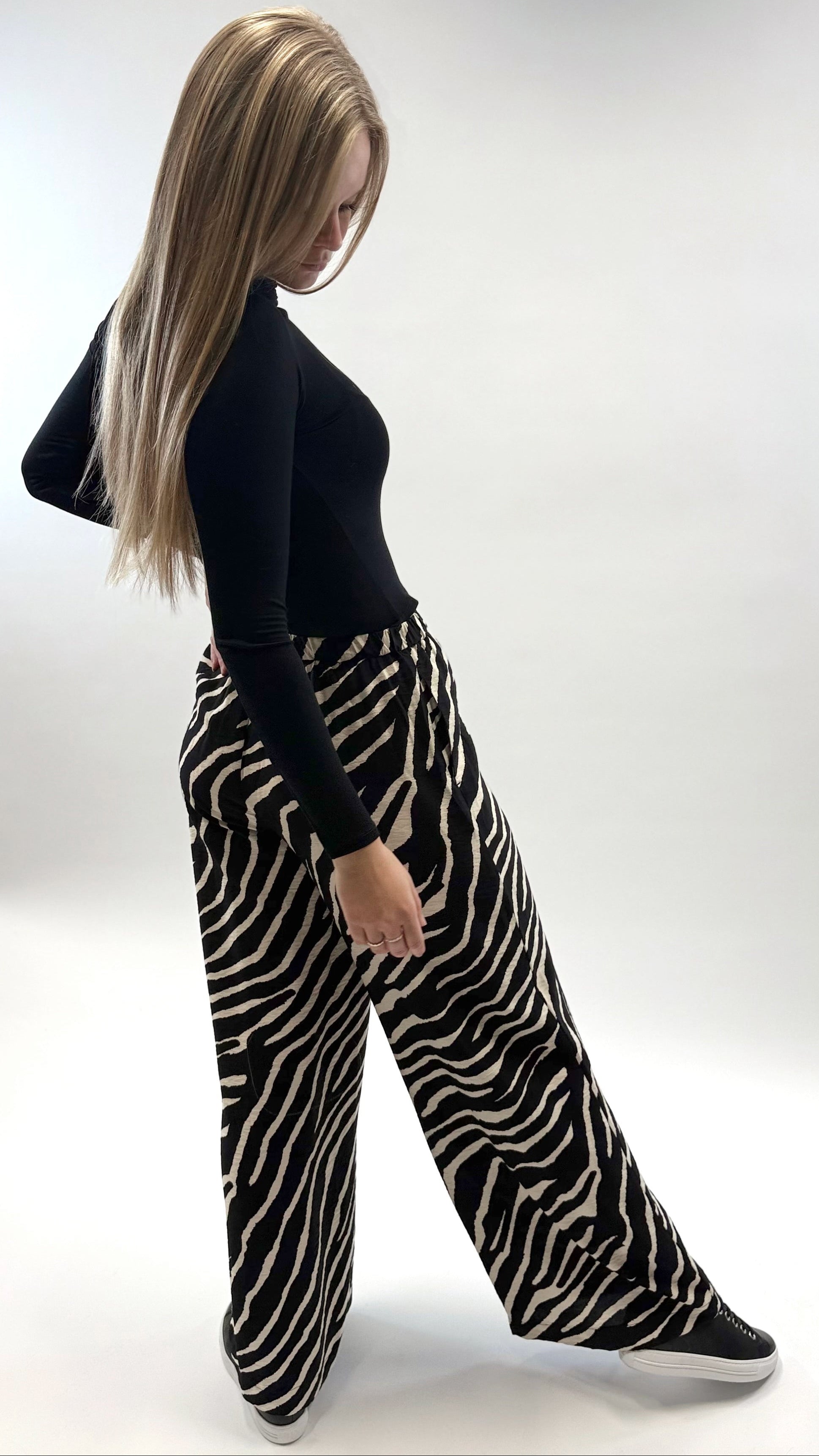'MARA' LONGSLEEVE MIT STEHKRAGEN SCHWARZ
