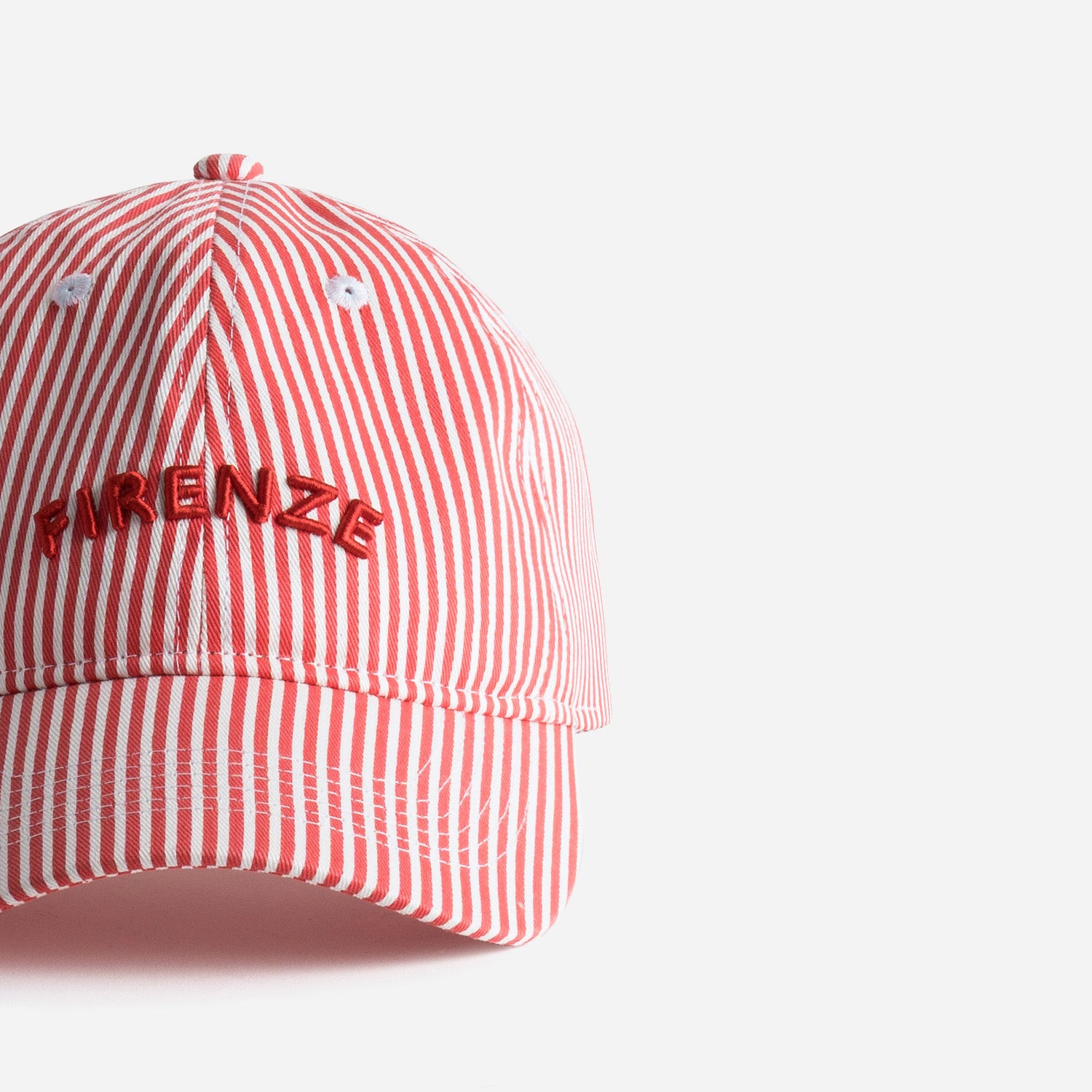 Casquette rouge rayures blanches brodée