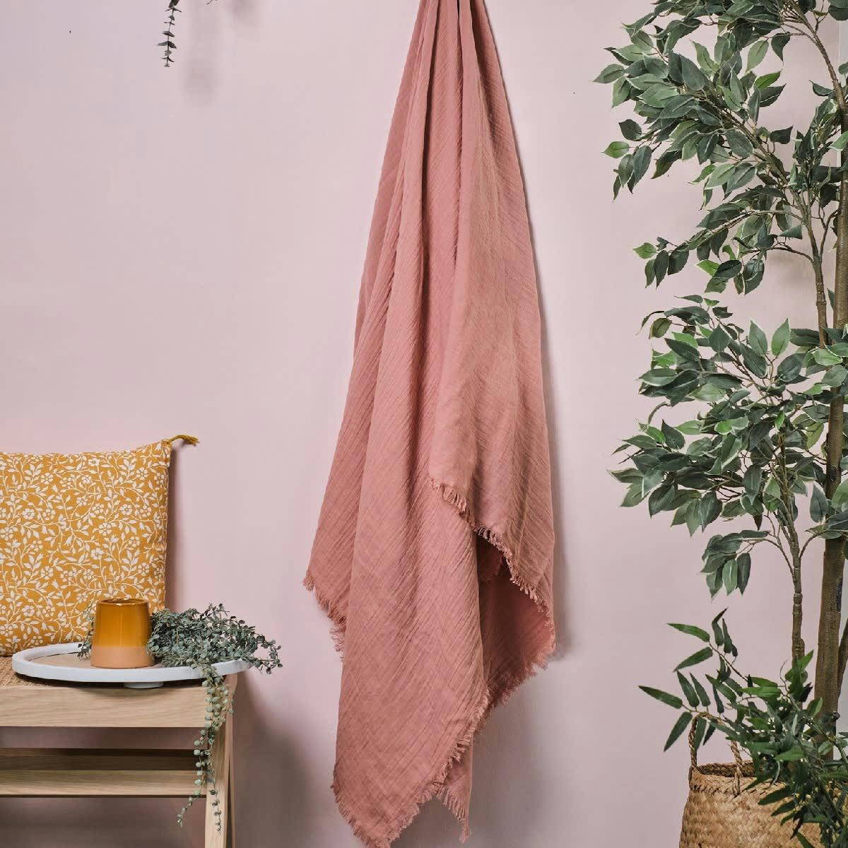 INDIAN FLOWERS - Plaid en gaze de coton rose 150x200