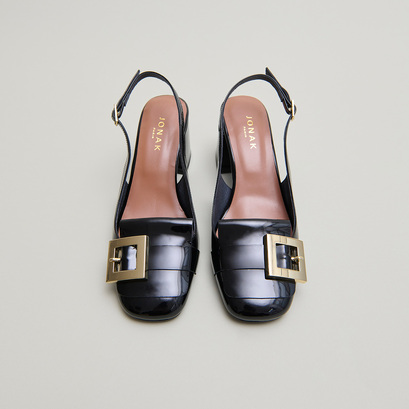 Escarpins slingbacks à détails dorésen vernis noir | DOLMA