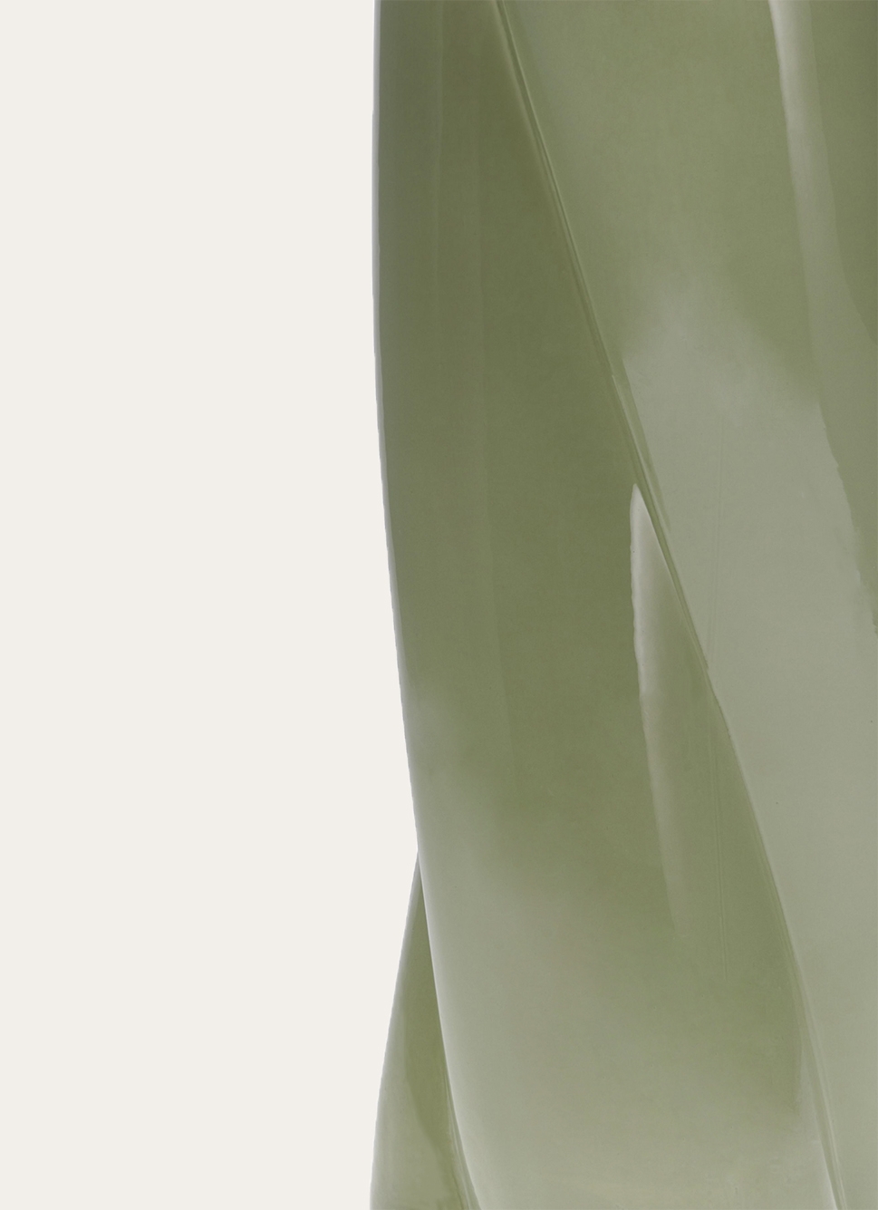 VASE TORSADÉ EN VERRE OPAQUE vert