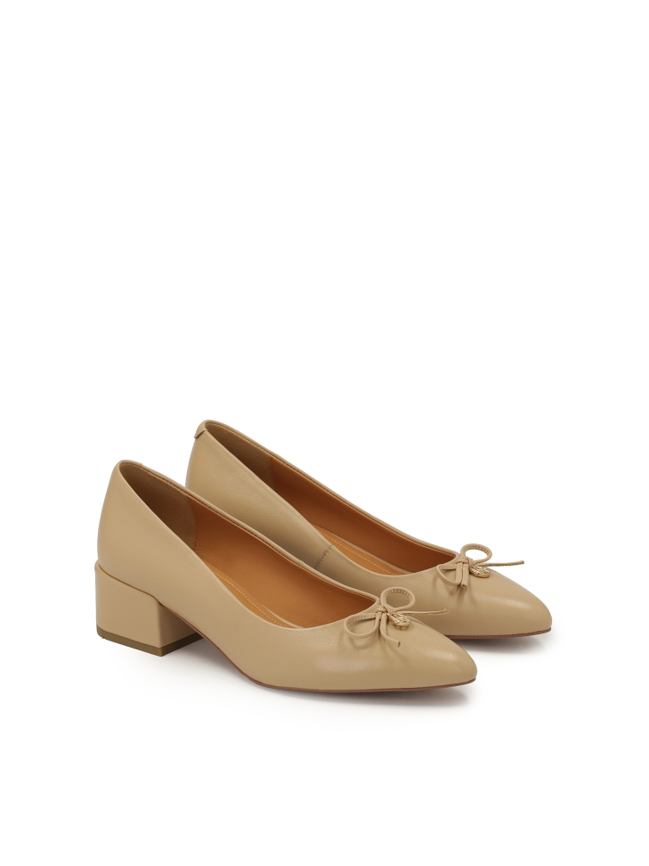 Beige low leather pumps