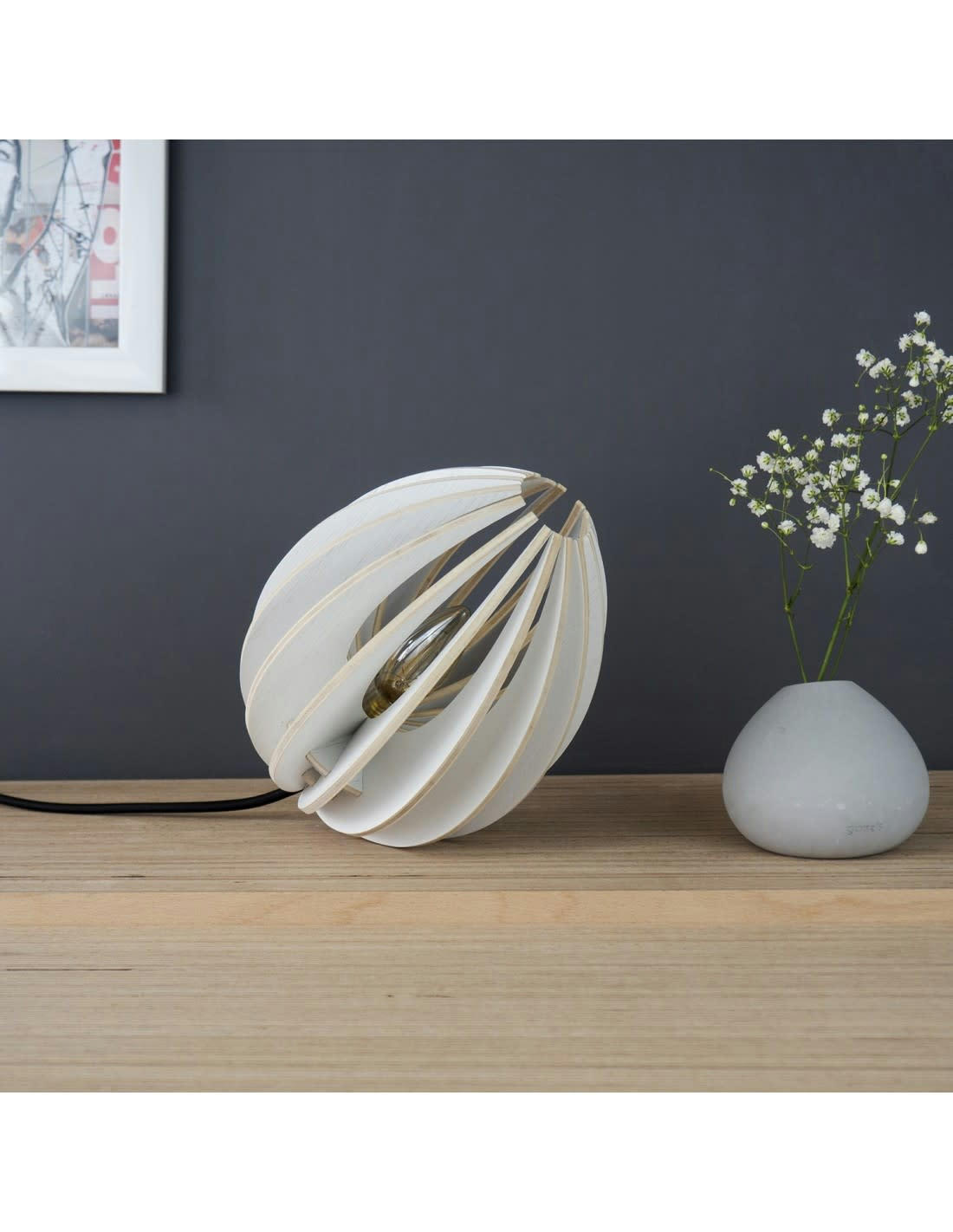 FÈVE - Lampe à poser en bois frêne teinté blanc avec fil noir